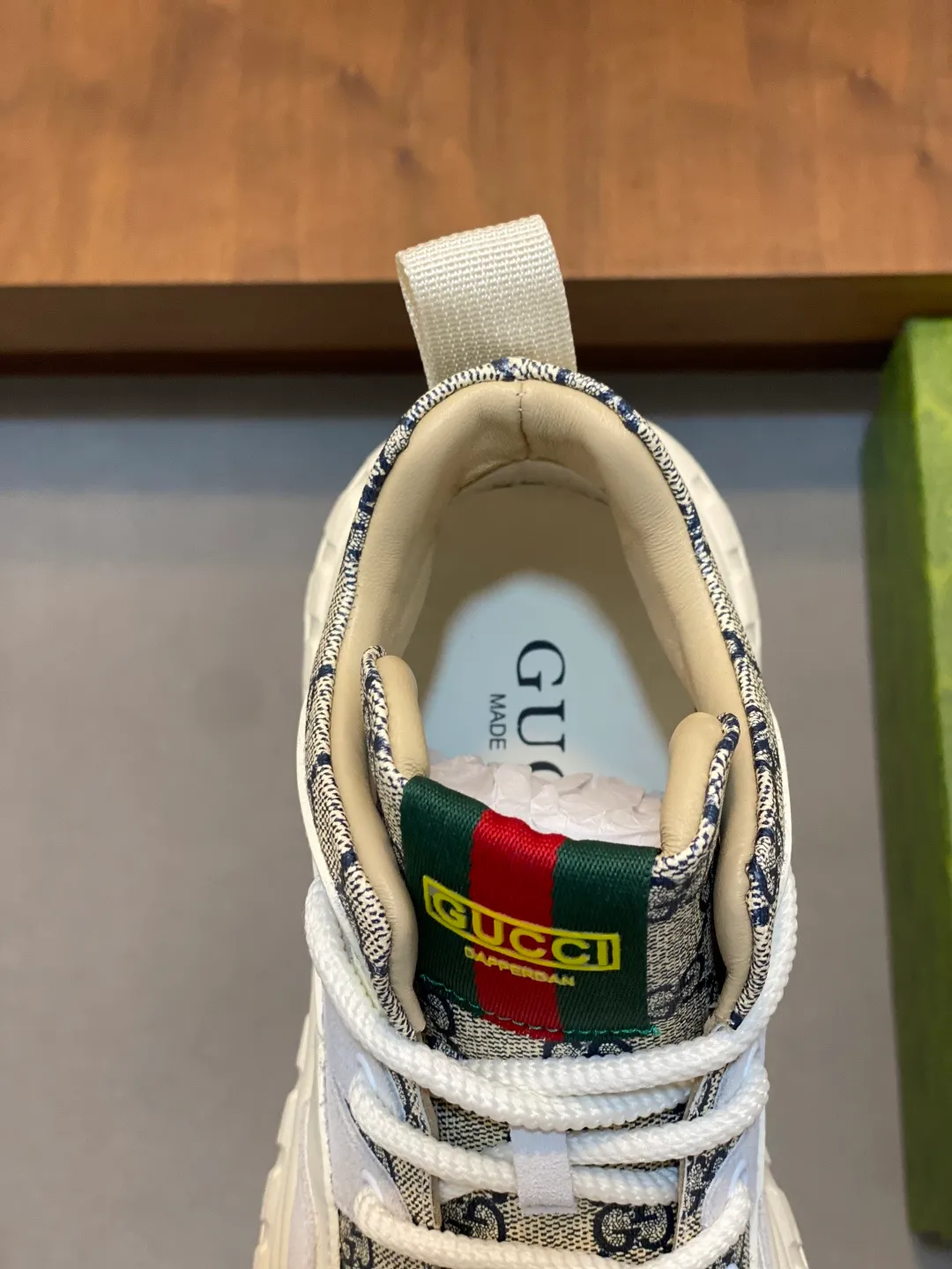 Men's shoes 💰860 Gucci men's sports shoes, with cow suede stitching and classic double G presbyopia, highly recognizable. The rubber sole has strong grip and is comfortable to wear, suitable for daily leisure or light exercise! The blue details on the tongue and shoelaces are full of vitality~. Versatile, can be easily worn with jeans and casual pants, fashionable and practical, suitable for you who pursue individuality and comfort! size：39-44